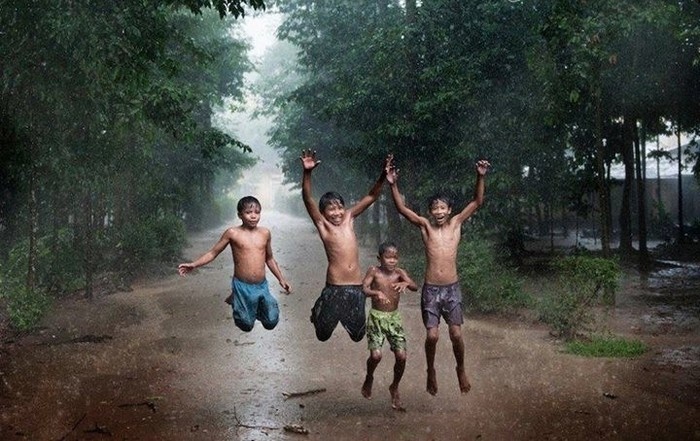 Chùm thơ viết về ký ức tuổi thơ với những kỷ niệm đẹp Bài thơ tắm mưa tuổi thơ