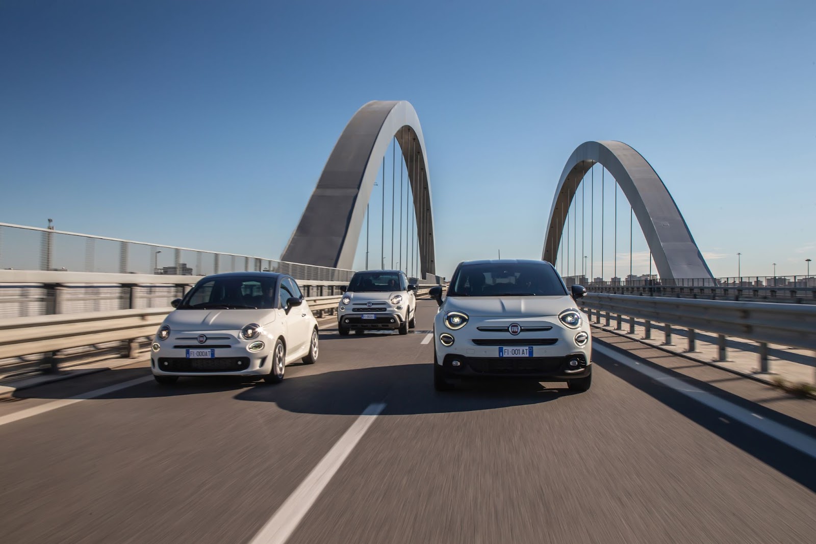 Immagine di tre Fiat 500 sopra a un ponte.