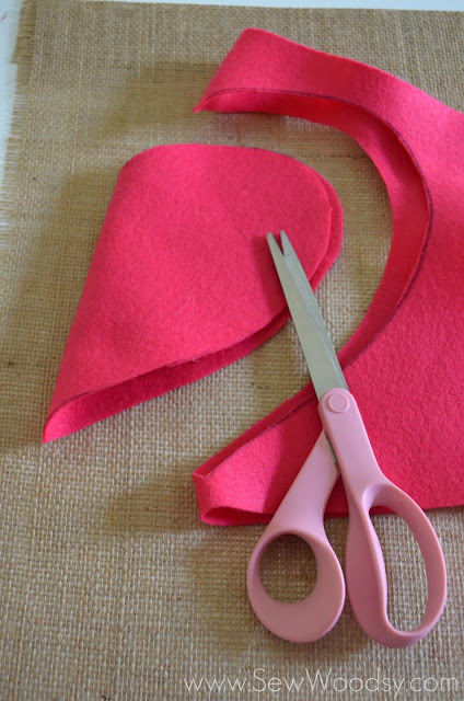 Guest Post from SewWoodsy.com Burlap & Felt Heart Garden Flag #sewing #DIY #GardenFlag #ValentinesDay