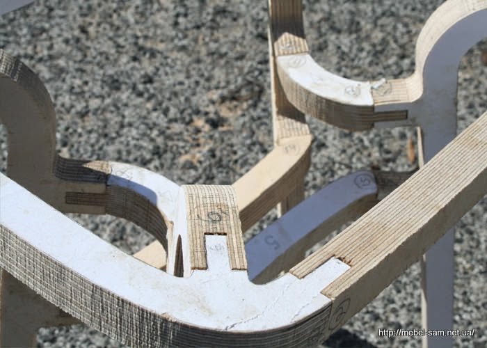 Крупным планом стыковочные узлы стула в процессе сборки