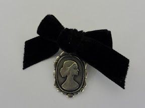 brochelia, broches de fieltro: Lazo negro con medallón camafeo