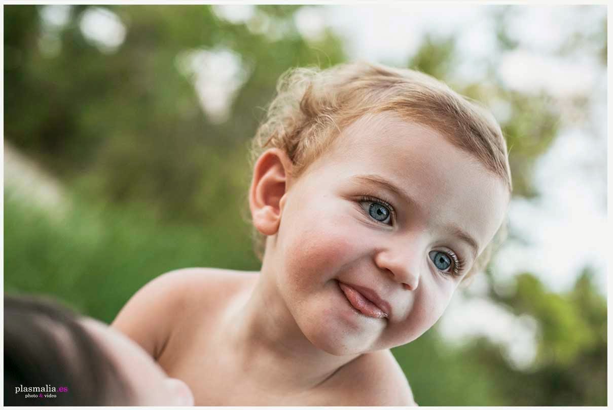 Retrato de un niño rubio y de ojos azules.