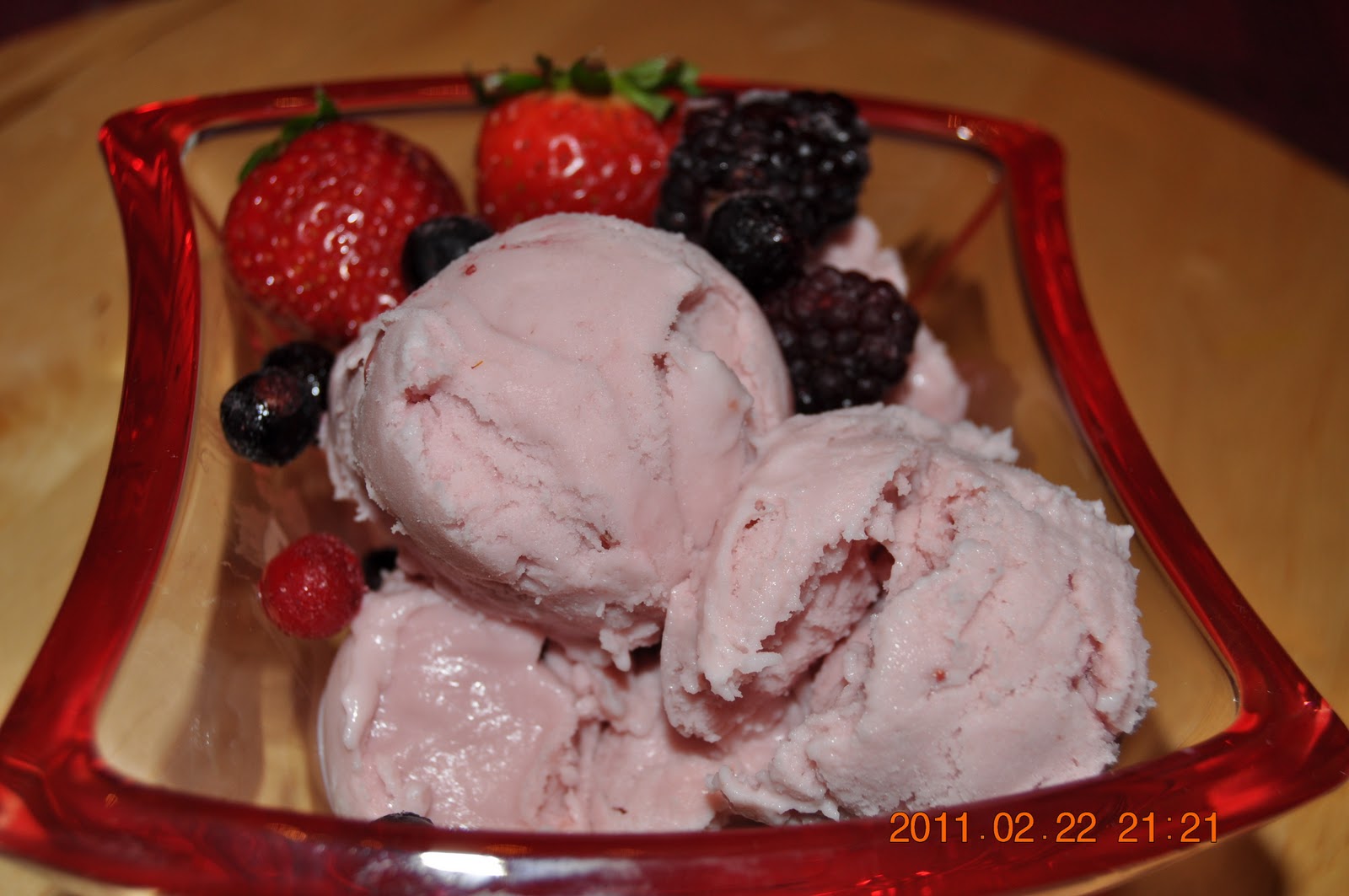 لذت آشپزی بستنی میوه ای Red Cherries Ice Cream