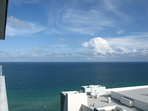 Вид на океан с балкона