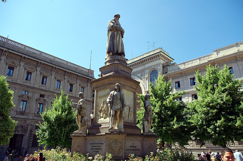Piazza della Scala, Milán, Leonardo da Vinci