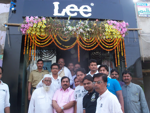 Lee Exclusive Showroom, Lee Exclusive Showroom, Dr.Aftab Hussain Complex, Near Qaumi Tanzeem Office, Lalbagh, Subhas Chowk, Darbhanga - 846004 Phone:9031287628 Email:mansoorkhushter@gmail.com, Subhash Chowk Road No- A, Lal Bagh, Darbhanga, Bihar 846004, India, Clothing_Shop, state BR