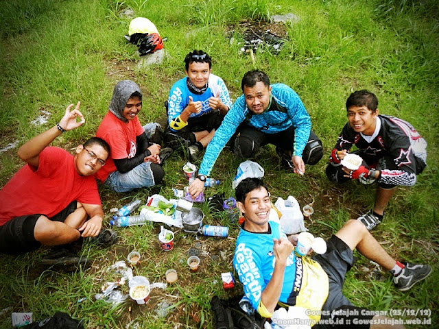 Masak kopi bersama di track gowes