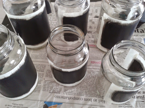 DIY organizar potes de vidros com tinta para lousa e giz
