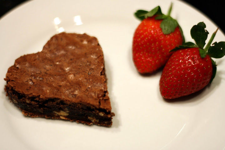 Hjerteformet brownie med vaniljeis og jordbær