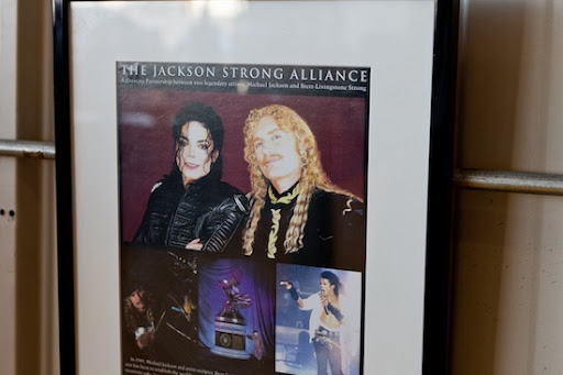 Michael para sempre ;) - Página 2 MJ-Strong-3