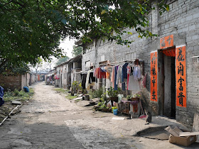 clothes drying next to an older building south of Jiaoqiao New Road (滘桥新路) in Yangjiang