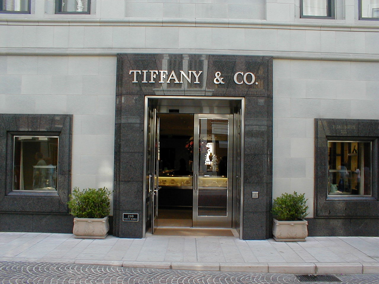 Тиффани адреса. Беверли Хиллз Тиффани. Tiffany & co в Беверли-Хиллз. Tiffany co Лос Анджелесе магазин. Бутик UGG В Лос-Анджелесе.