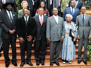 (En avant-plan de G.à.D) Salva Kiir, président du Soudan du Sud, Joseph Kabila président de la RDC, Jakaya Kikwete président de la Tanzanie, Yoweri Museveni président de l'Ouganda, Nkosazana Dlaminini Zuma présidente de la commission de l'Union africaine et Paul Kagame président du Rwanda à la clôture du VIIè sommet extraordinaire de la CIRGL à Kampala (Jeudi 5 septembre 2013)