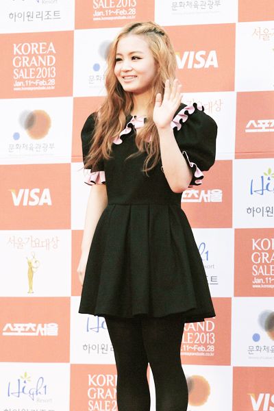 South Korean singer Lee Hi poses for the shutterbugs as she arrives for High1 Seoul Music Awards, held in Seoul on January 31, 2013.