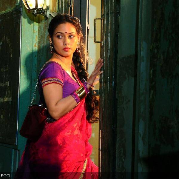 Pooja Umashankar in a still from the Tamil film Vidiyum Munn. www.morestills.com