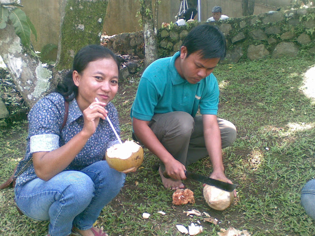 Melly, Erfano minum kelapa muda