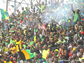 Des supporteurs de Vita Club de la RDC le 21/09/2014 au stade Tata Raphaël à Kinshasa célébrant la victoire, lors du match de la demi-finale aller de la ligue des champions de la Caf contre CS Sfaxien de la Tunisie, score : 2-1. Radio Okapi/Ph. John Bompengo