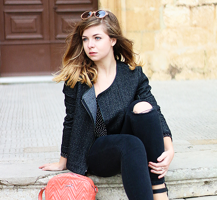 outfit ideas with black jeans, sober look with a pop of colour, coral handbag, knee ripped jeans, casual chic outfit