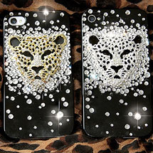 Celular decorado com pingente de leopardo e strass