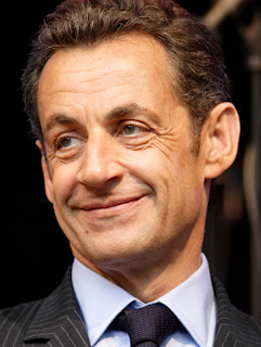 Sarkozy apparaît alors Sarkozy apparaît alors