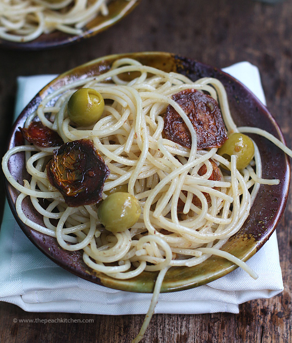 Spaghetti Aglio Olio with Sundried Tomato & Olives | www.thepeachkitchen.com
