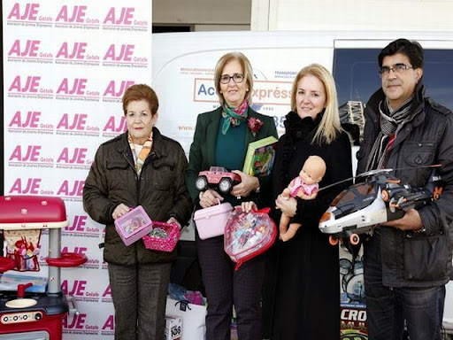 La Asociación de Jóvenes Empresarios de Getafe, AJE, ha entregado al Ayuntamiento de Getafe su aportación a la campaña de recogida de juguetes ‘Ningún Niño sin Juguete’