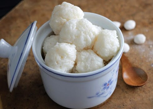 Cơm rượu miền Nam được vo thành những viên tròn, có nước và có vị ngọt.