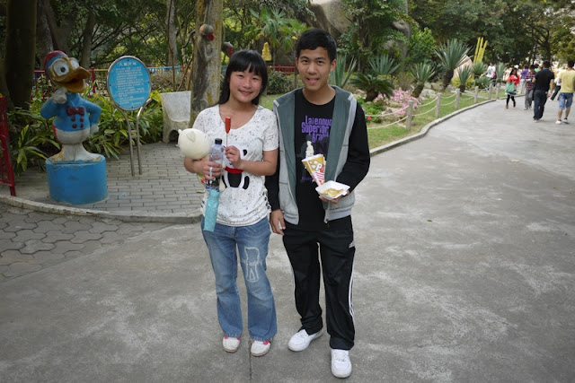 Two young people with park food at Jingshan Park in Zhuhai