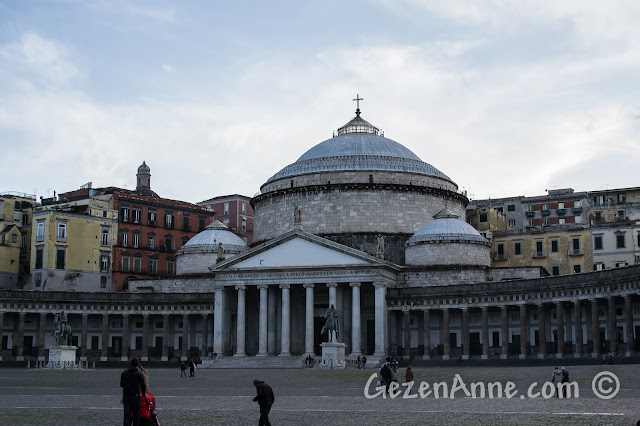Napoli gezilecek yerler Piazza Plebiscito
