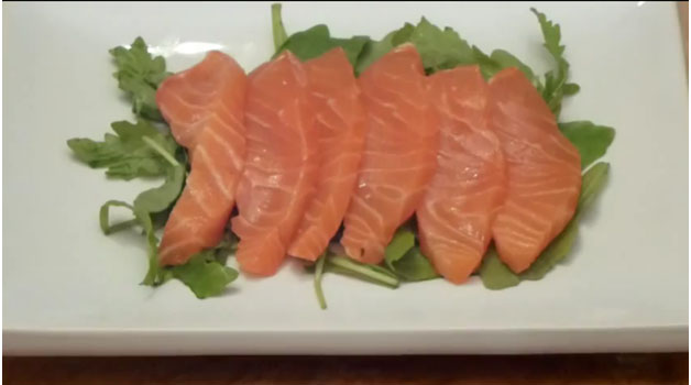 Bày sashimi cá hồi ra đĩa