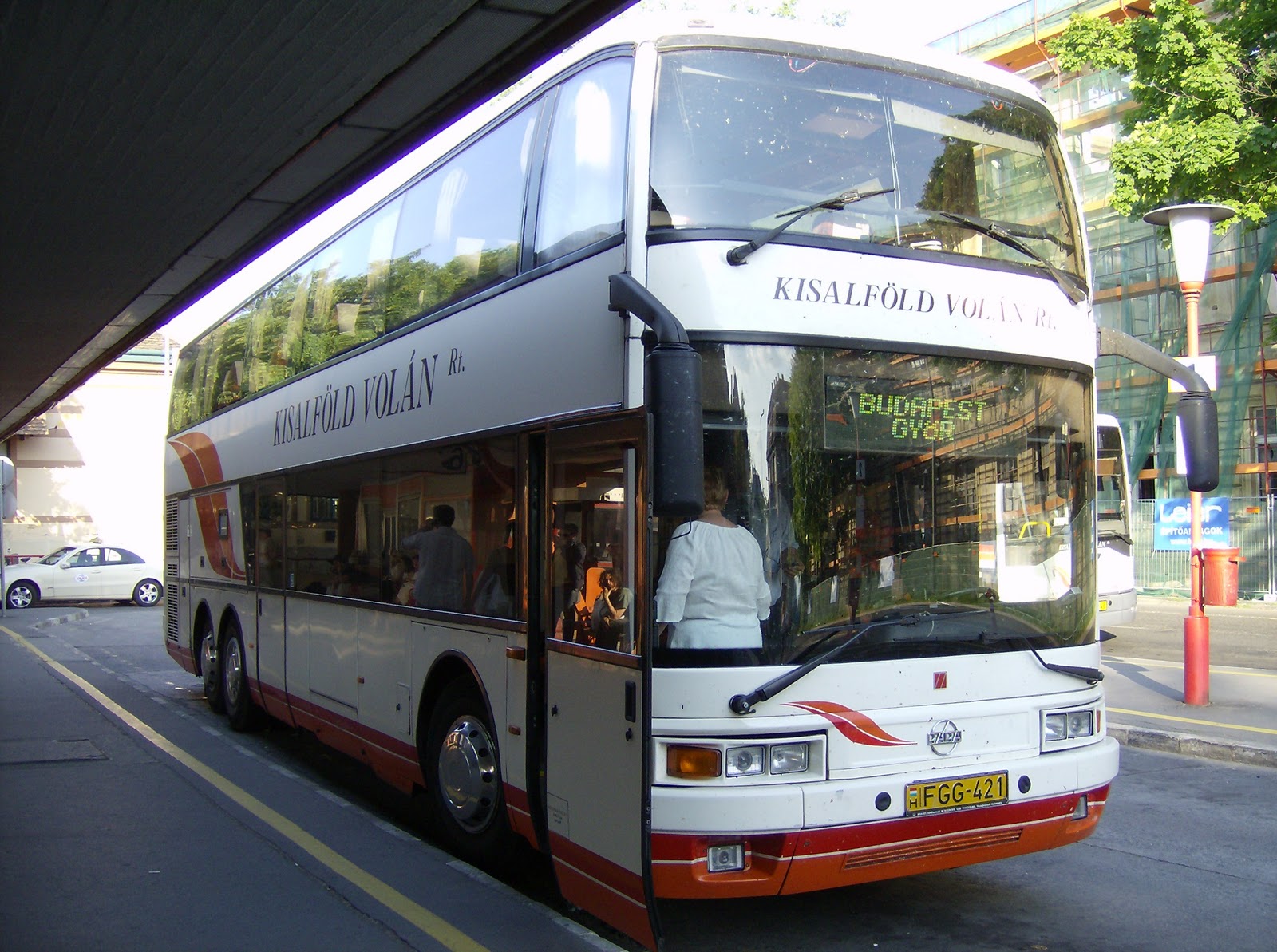 pölös: Omnibusztól autóbuszig Magyarországon: regionális busztársaságoktól  a Volán Egyesülésig