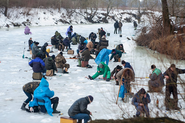 Рибалки на річці Горинь взимку