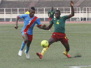 Les Léopards juniors de la RDC (bleu) contre les Lions Juniors du Cameroun (vert)  le 6/10/2012 au stade des martyrs à Kinshasa, score: 4-1. Radio Okapi/ Ph. John Bompengo