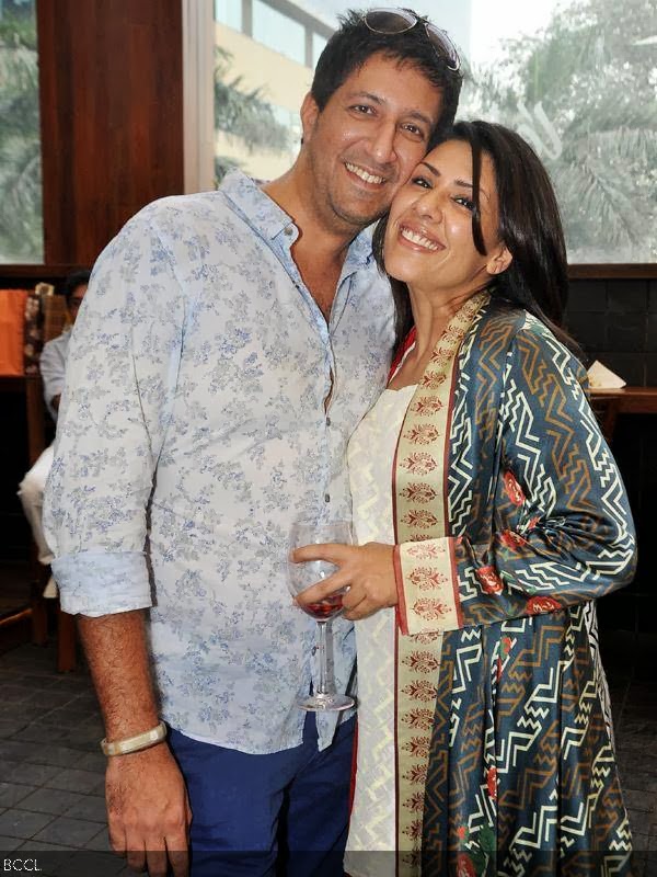 Suleiman and Reshma Merchant get cozy during Naved Jaffrey's b'day party, held in Mumbai. (Pic: Viral Bhayani)