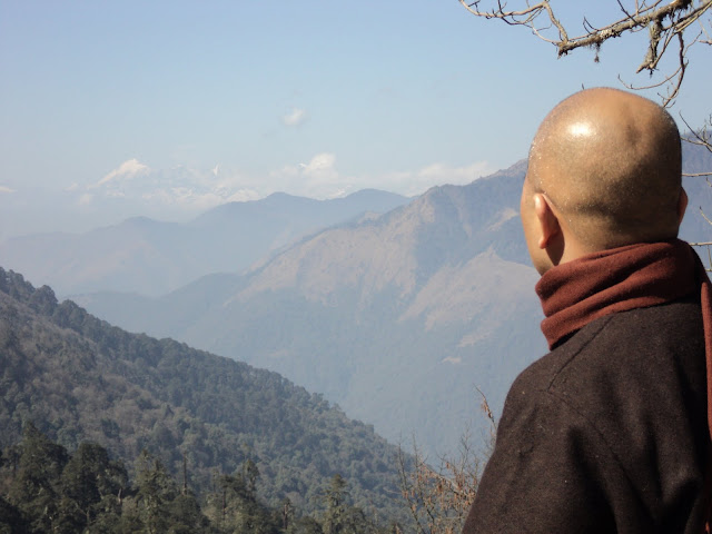 Ký sự chuyến hành hương Bhutan đầu xuân._Bodhgaya monk (Văn Thu gởi) DSC06864