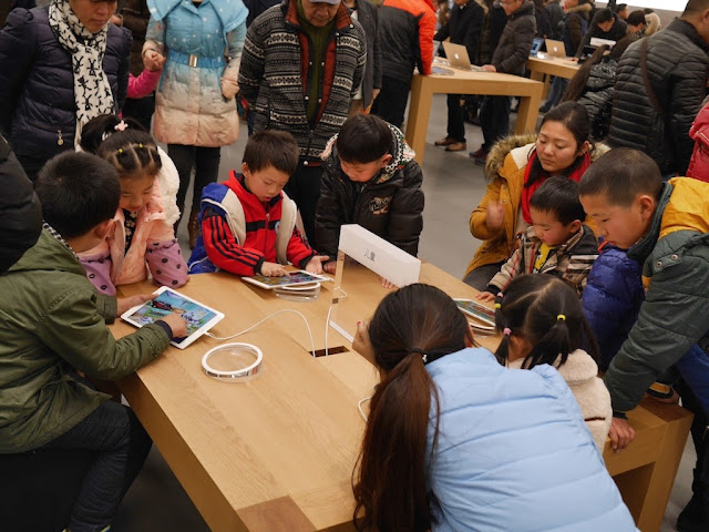 children using iPads at Jiefangbei Apple Store on opening day
