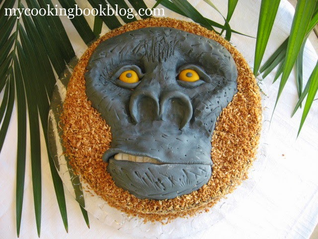 Торта шоколадово-кокосова нирвана като глава на горила