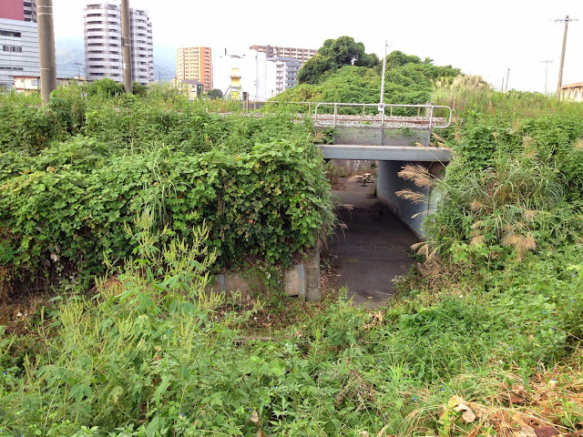 下曽根駅線路下のトンネル