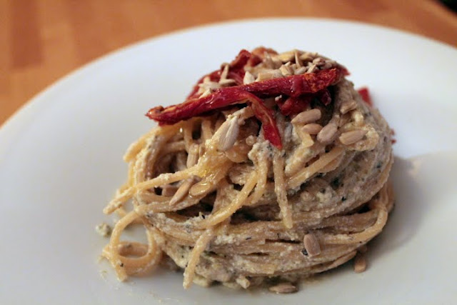 spaghetti integrali con crema di tofu, olive e capperi