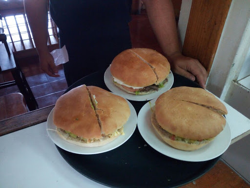 Papi Burger, Panamericana Sur Km 201, entrada camino Santa Rosa, Sagrada Familia, VII Región, Chile, Comida | Maule