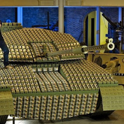 رجل يصنع دبابة من علب البيض  StuartMurdochEggShellTank2-565x331