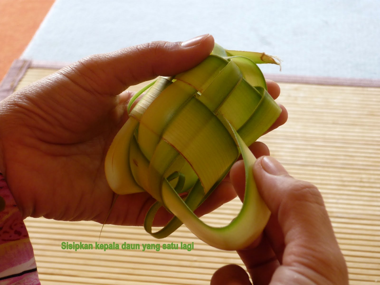 Cara Menganyam Slongsong Ketupat Untuk Lebaran