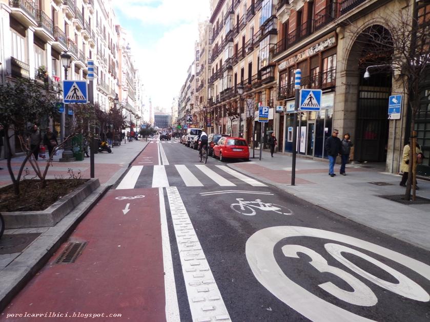Los ciclocarriles ¿Una solución fácil? Los ciclocarriles ¿Una solución fácil?