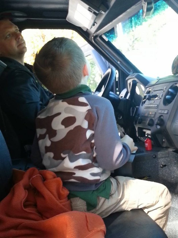 Les agents en uniforme ont donné au jeune enfant un vrai traitement de star. Il a pu rentrer dans le camion avec la grande échelle et dans plusieurs voitures de police.