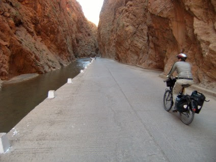 Miri on the Bike an der engsten Stelle im Oued Dades, Atlas-Gebirge, Marokko