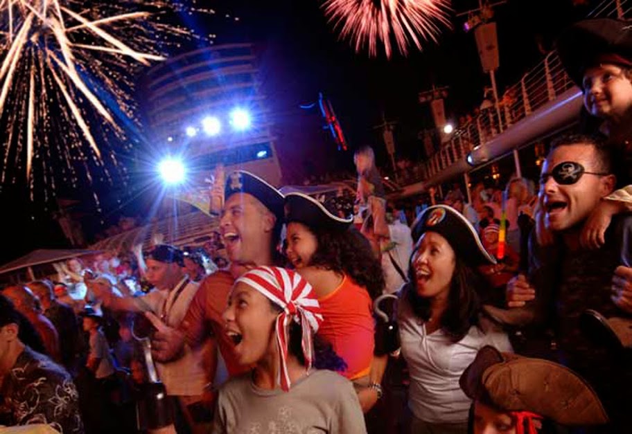 All Aboard! Aventures sur le Disney Magic en Méditerranée, Aout 2013 Pirate-deck-party_4