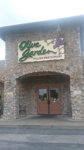 Italian Restaurant «Olive Garden», reviews and photos, 375 Cox Creek Pkwy, Florence, AL 35630, USA