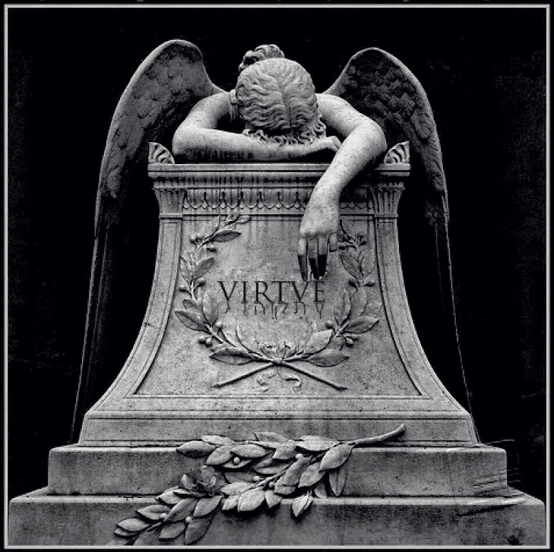 Фото памятника с ангелом вверху на надгробии