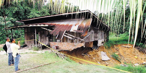 tanah runtuh kuantan Penduduk kampung melihat keadaan rumah Wan Mah Wan Ali yang runtuh dalam kejadian yang berlaku di Kampung Sungai Charu, Jalan Sungai Lembing, Kuantan, semalam.