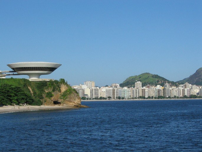 Vista do Museu de Arte Contemporânea e da orla da praia de Icaría, em Niterói, Rio de Janeiro